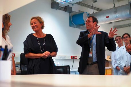 Kennt sich mit Viren aus: Claude Muller vom „Luxembourg Institute of Health – Department of Infection and Immunity“ hier im Gespräch mit Paulette Lenert, inzwischen Gesundheitsministerin