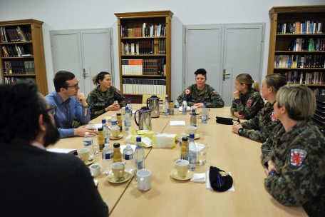 Ihr Geschlecht habe nie eine Rolle in der Armee gespielt, betonten alle fünf Frauen im Gespräch mit Tageblatt-Reporter Eric Hamus. Vielmehr habe man sich, wie die männlichen Kollegen auch, den Respekt der Offiziere, Unteroffiziere und Soldaten erarbeiten müssen.