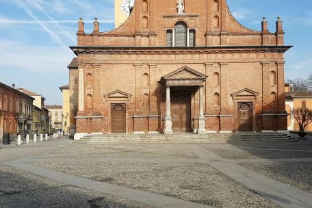 Ein Screenshot aus einem Video zeigt den leeren Platz vor der Kirche San Biagio e Santa Maria Immacolata