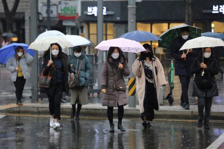 Im südkoreanischen Seoul gehen Menschen mit Gesichtsmasken auf einer Straße