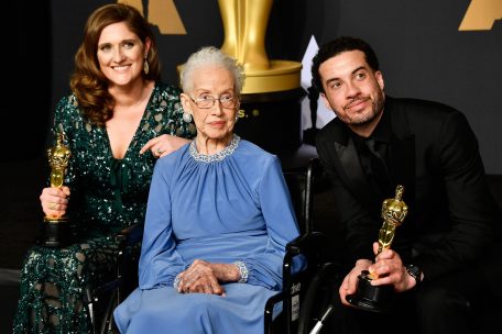 Katherine Johnson (Mitte) mit Regisseur Ezra Edelman (rechts) und Produzentin Caroline Waterlow (links) 2017 in Hollywood