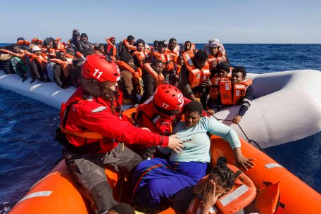 „Politische Entscheidungen haben Menschen auf der Flucht noch verletzlicher gemacht“: Über das Mittelmeer gelangen immer weniger Menschen nach Europa, ihre Reise wird trotzdem gefährlicher