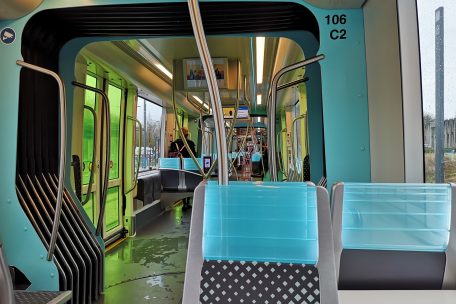 Um kurz nach 9 Uhr ist die Tram sehr leer. Die Sitze sind aber noch immer sehr unbequem.