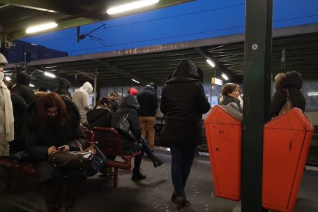 Morgens am Gleis 2 des Bahnhofs in Esch. Alle warten auf den verspäteten Zug.