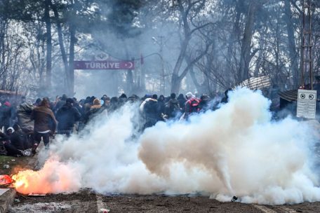 Tränengas-Wolken treiben die Flüchtlinge zurück. 