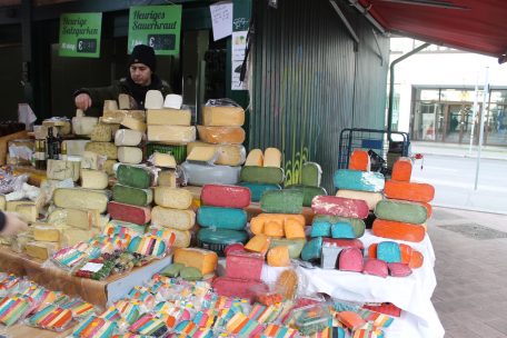 Am Naschmarkt ist das Angebot sehr bunt und vielfältig