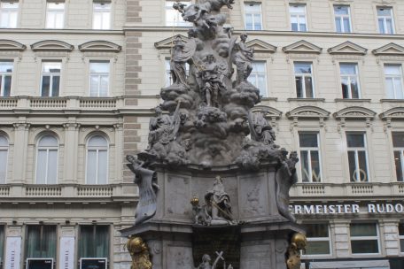 Die hochbarocke Pestsäule ist neben den Boutiquen ein echter Blickpunkt am Graben