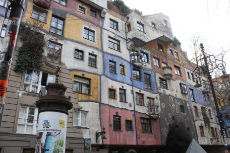 Das Hundertwasser-Haus ist zwar in die Jahre gekommen, ist aber immer noch eine Auseinandersetzung mit der Architektur wert