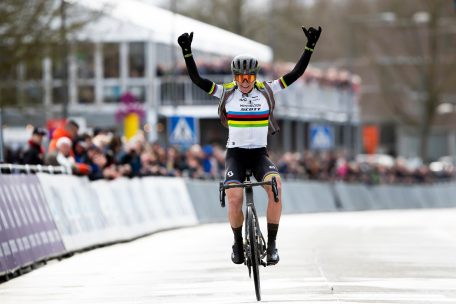 Weltmeisterin Annemiek van Vleuten (Mitchelton-Scott) durfte am Ende in Ninove jubeln