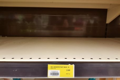 Ein leeres Verkaufsregal in einer Escher Cactus-Filiale: Wegen des Corona-Virus ist hier das Desinfektionsmittel ausverkauft.