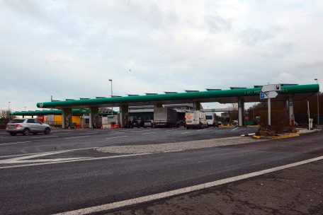 Falsche Freunde und Helfer / Fake-Polizisten rauben Kraftfahrer auf Luxemburger Autobahnraststätte aus