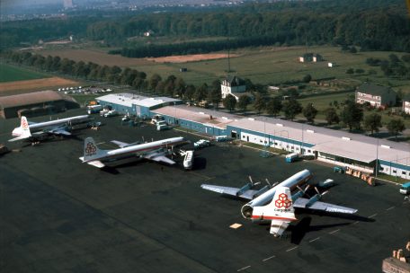 Eine Canadair CL-44 wird in Luxemburg beladen