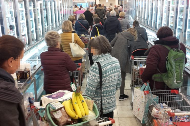 Leere Regale, überfüllte Kassenbereiche / Corona-Käufe stellen Luxemburgs Supermärkte vor Herausforderungen