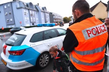 Polizei / Mit Alkohol und Drogen im Blut: Fahrer verursacht Unfall und flüchtet zu Fuß