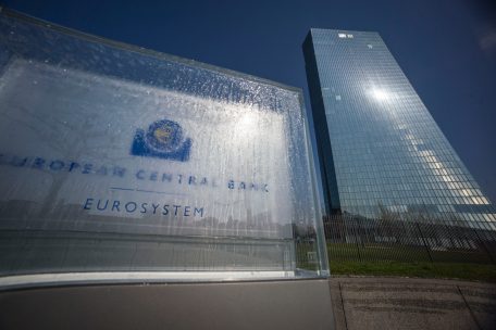 Auch die EZB warnt vor Panikmache: Eine Übertragung via Bargeld sei sehr niedrig im Vergleich zu anderen Oberflächen