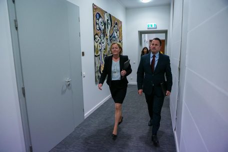 Fast alle beschreiben sie als dynamisch: Paulette Lenert und Premierminister Xavier Bettel unterwegs zu einer der zahlreichen Pressekonferenzen