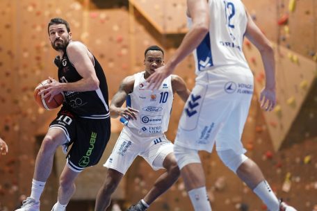 Frank Muller (in Schwarz) steht selbst auch noch aktiv als Basketballer für den T71 Düdelingen auf dem Parkett