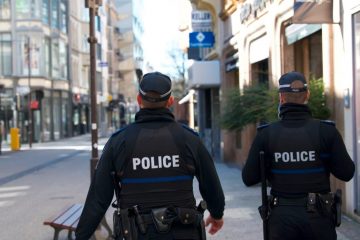 Covid-19 / Polizei registriert wieder mehr Ansammlungen von Menschen und bittet: „Bleiben Sie zu Hause!“