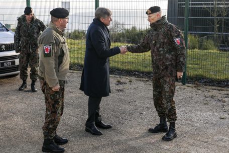Nach der Bekanntgabe der Nominierung hatte Verteidigungsminister François Bausch viel Lob für Oberstleutnant Steve Thull (rechts) übrig. Er folgt General Alain Duschène (links), der im Herbst in den Ruhestand tritt. 