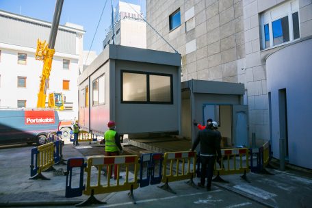 Es wird einen direkten Zugang vom roten Teil des Krankenhauses – also dem, in dem sich die Corona-Patienten befinden – zum Container geben