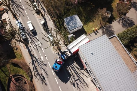 Die Container treffen in der Einfahrt des CHEM ein