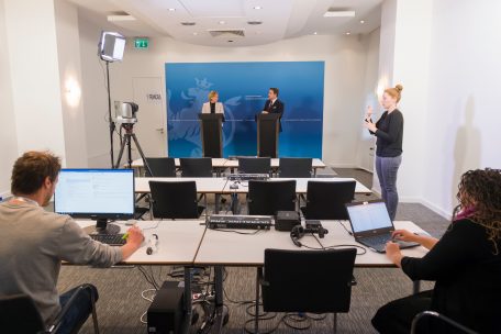 Abstand halten bitte: Pressekonferenzen werden nur noch per Stream abgehalten