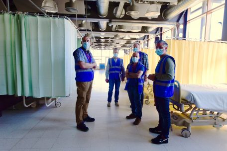 Das technische Team des CHEM hat die Cafeteria unter der Leitung von Raffaele Pannacci (außen rechts) in nur fünf Tagen zu einer Pflegestation umgebaut 