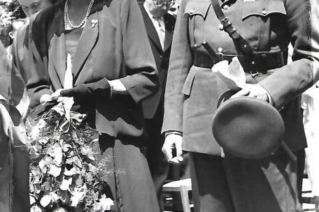 Der Prinz begleitete seine Ehefrau auf allen wichtigen Reisen