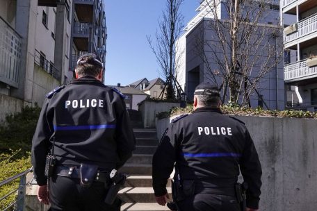 Ausgangsbeschränkungen: / Polizeikontrolle in Bonneweg