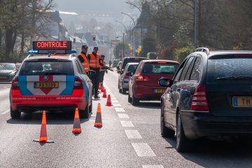 Corona-Kontrollen / Junger Mann prallt auf der Flucht mit Polizeiwagen zusammen