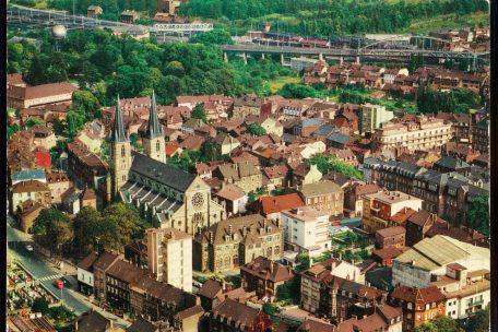 Luftaufnahme des Viertels um die Josephskirche mit Pfarrhaus, Vereinshaus und Mädchenschule. Postkarte um 1970<br />
