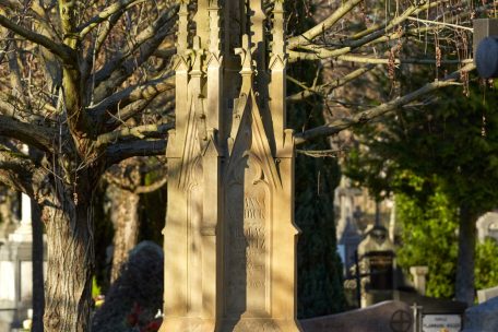 Grabmonument aus Sandstein aus der Werkstatt Haal (Grevenmacher) für die Familie Van Dyck-Schmitz
