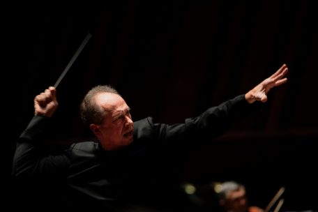 Alain spannt den Bogen / „Nichts ist, wie es scheint“