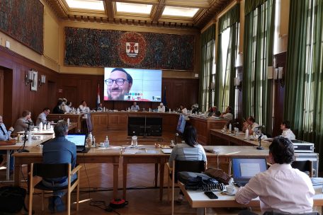 Gemeinderat / Sicherheitsabstand im Escher Rathaus
