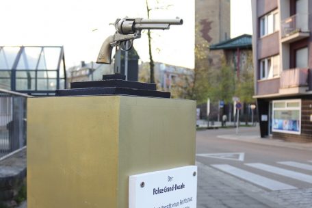 Aktionskunst / Richtung22 errichtet in Bonneweg ein Mahnmal gegen den Polizeistaat