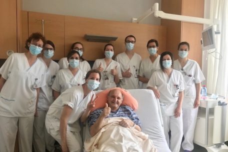 Joseph ist der erste Patient aus dem Grand Est, der nach seiner Behandlung in Luxemburg in die Heimat zurückkehren kann – er bedankt sich von ganzem Herzen bei dem Team, das sich um ihn gekümmert hat