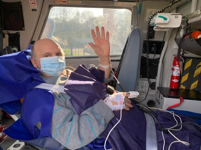 Corona-Patient / Joseph aus dem Grand Est reist mit der Luxemburger Air Rescue nach Hause