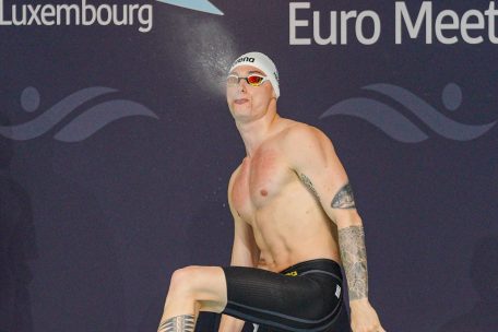 Ein Krokodil und ein weißer Hai: Die Tattoos auf dem linken Arm sind mit dem Element Wasser verbunden