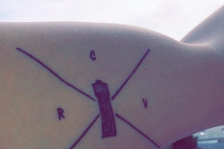 Der Düdelinger Wasserturm umrahmt von den Anfangsbuchstaben seiner Familie