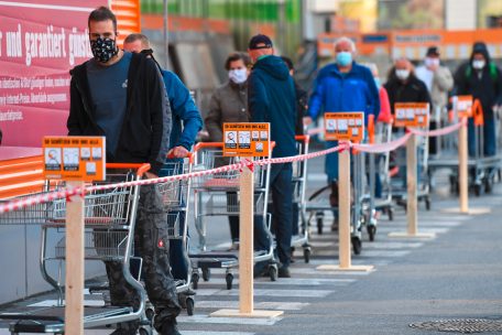 In Österreich darf man seit Dienstag wieder in kleinere Geschäfte und in Baumärkte, wo der Andrang besonders groß war