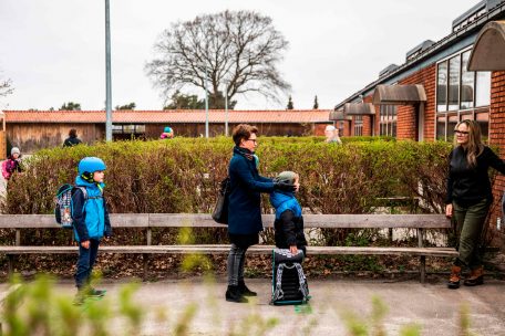 In Dänemark dürfen – wie hier zu sehen auf einem Foto aus Kopenhagen – kleinere Kinder seit Mittwoch wieder zur Schule