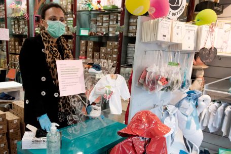Neues Leben in Rom: In Italien dürfen seit Dienstag unter anderem Kinderbekleidungsläden wieder Kunden empfangen