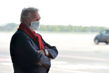 Jean Asselborn empfing die Flüchtlingskinder am späten Mittwochmorgen auf dem Findel