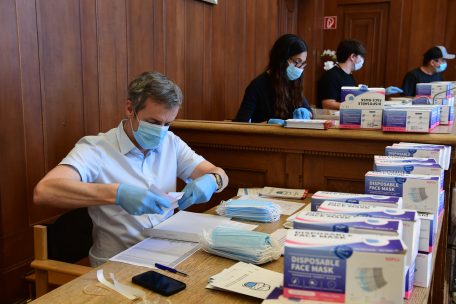 Esch: Bürgermeister Georges Mischo hilft beim Maskenverteilen mit