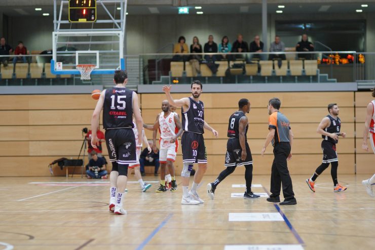 Fußball/Basketball / Die Brötchen könnten kleiner werden: So erleben die Vereine die Krise in Luxemburg