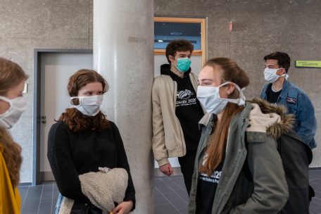 Den meisten Schülern vertrauen die Lehrer, was das Einhalten der Mundschutz- und Hygieneregeln angeht. Nur was die Sicherheitsabstände betrifft, seien die Gebäude kaum darauf ausgelegt.