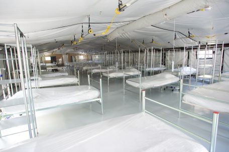 Derzeit stehen 70 Betten in drei Zelten bereit. Die Zahl kann auf bis zu 200 erhöht werden.