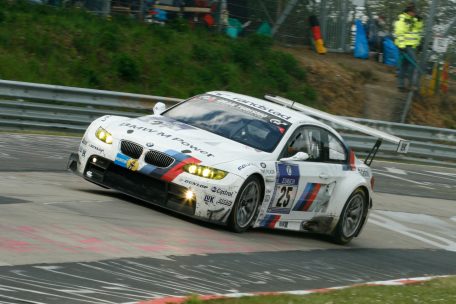 „Grüne Hölle Nürburgring“ – hoch das Bein am Streckenabschnitt „Schwalbenschwanz“ (2010)