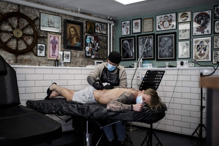 Lockdown / Shopping in Deutschland, Tattoos in Dänemark: Manchen schwant Böses bei Europas Öffnungen