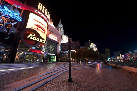 „Surreal“: Der weltbekannte Strip in Las Vegas wirkt dieser Tage wie ausgestorben. Nur Sicherheitsleute und Reinigungskräfte sind vereinzelt unterwegs.
